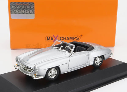 Modèle réduit Mercedes-Benz 190SL décapotable argenté de Maxichamps sur socle d'exposition, proposé par Vroomi.