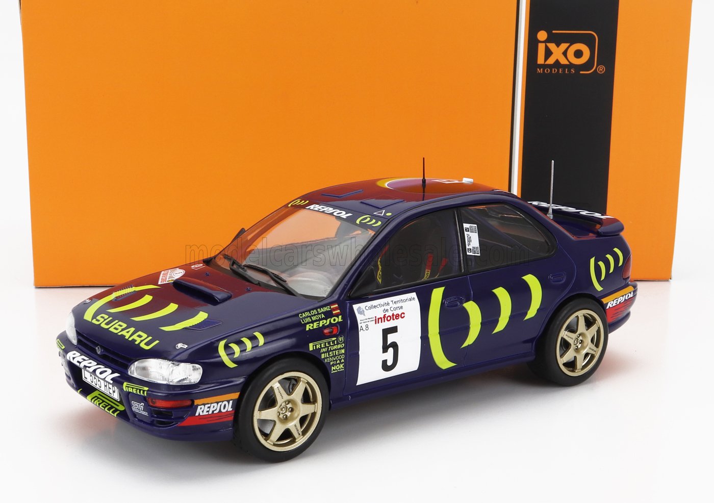 Modèle réduit de voiture de rallye Subaru bleue avec graphismes jaune fluo, autocollant numéro 5, jantes dorées, présenté dans IXO Models , présenté sur Vroomi.