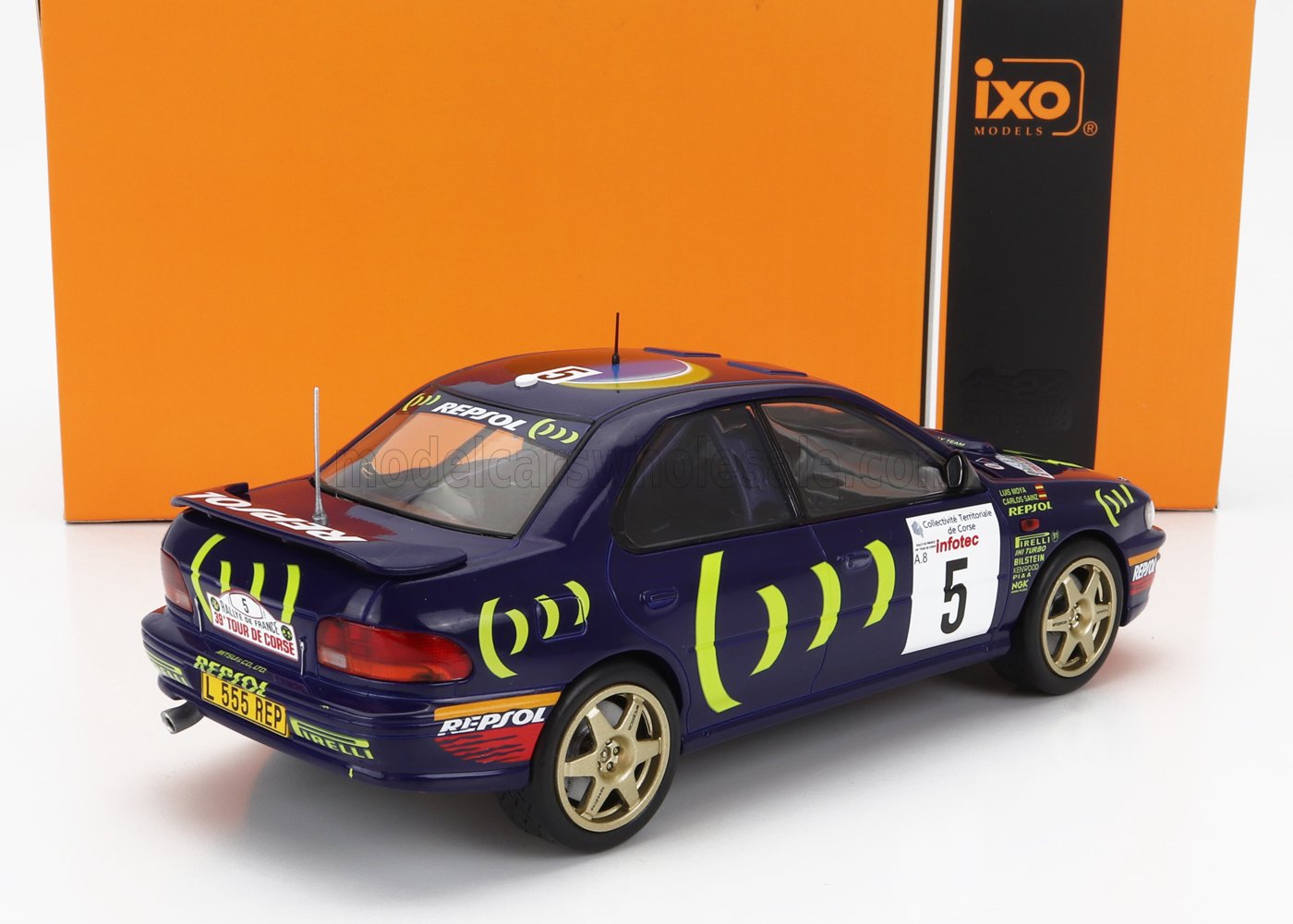 Modèle réduit de voiture de rallye Subaru Impreza bleue avec des accents verts, numéro 5, présenté avec IXO Models , présenté sur Vroomi.