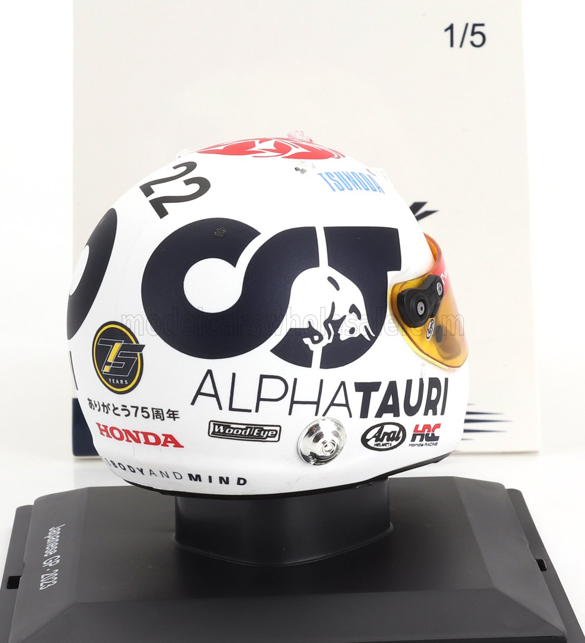 Casque de course AlphaTauri avec le numéro 22 et le logo Honda, disponible sur Vroomi