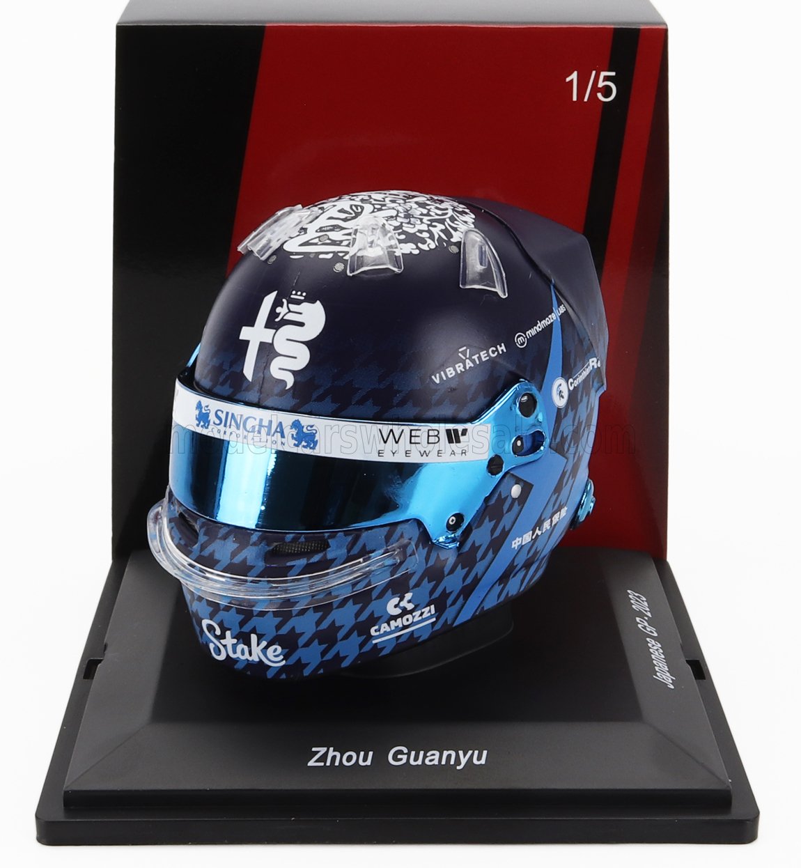 Casque de course miniature Zhou Guanyu 2023 GP Japon avec visière bleue sur socle d'exposition, disponible sur Vroomi