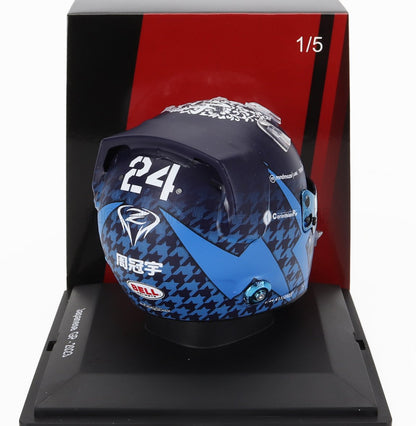 Casque de course bleu et noir avec le numéro 24, présenté sur un support avec l'étiquette « Japanese GP 2023 », vendu sur Vroomi.