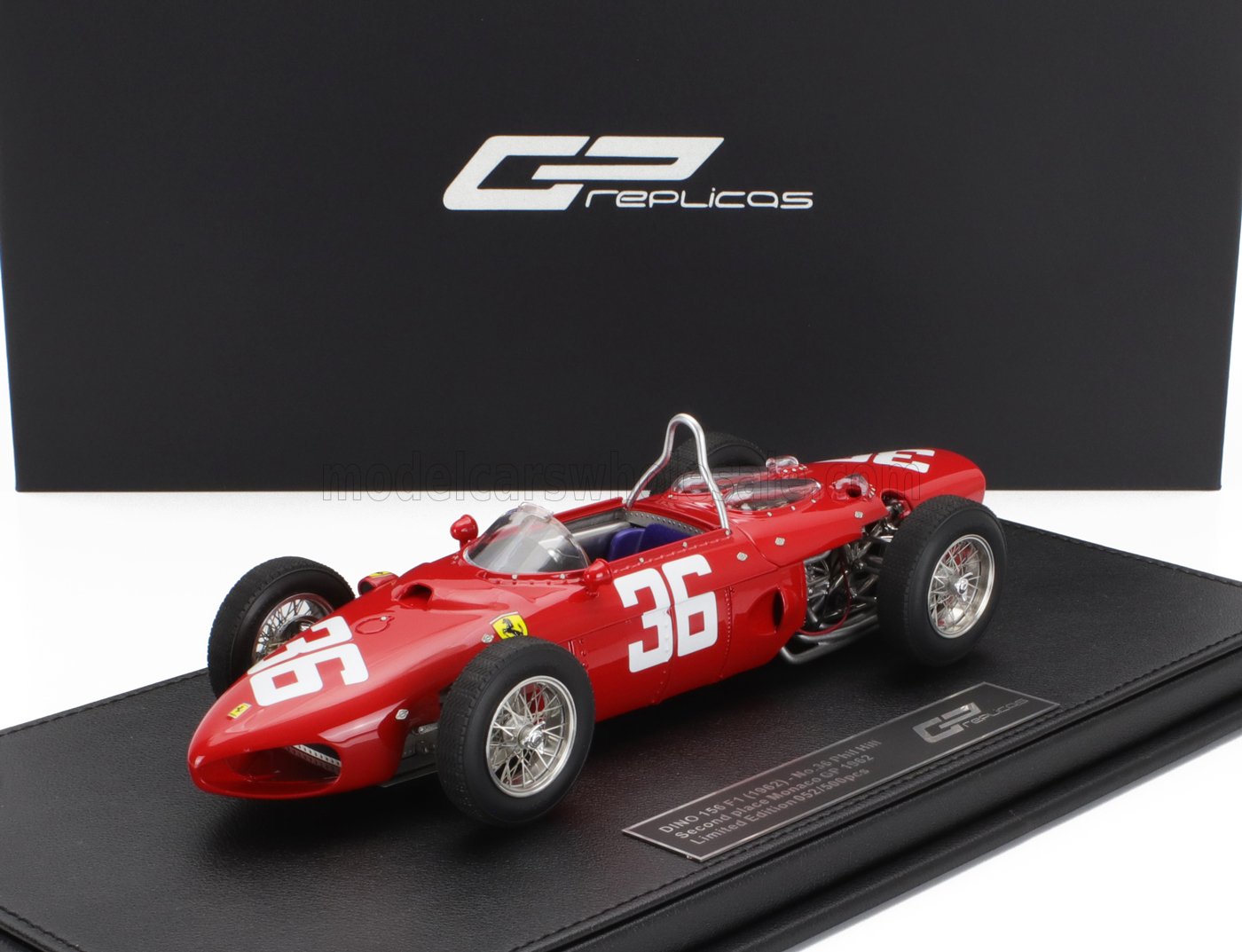 Modèle réduit Ferrari Dino 156 F1 rouge numéro 36 sur socle noir, proposé par Vroomi.