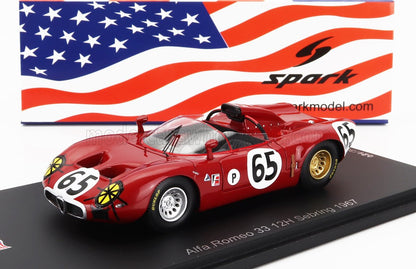 Modèle réduit de voiture de course Alfa Romeo 33 rouge avec le numéro 65, présenté sur fond de drapeau américain, disponible sur Vroomi.