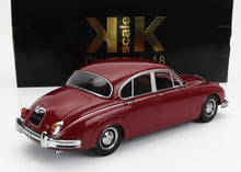 Modèle réduit Red 1:18 classique 250 V8 avec détails chromés, disponible chez Vroomi.
