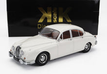 Modèle réduit Jaguar V8 classique blanc avec détails chromés, disponible dès maintenant sur Vroomi.