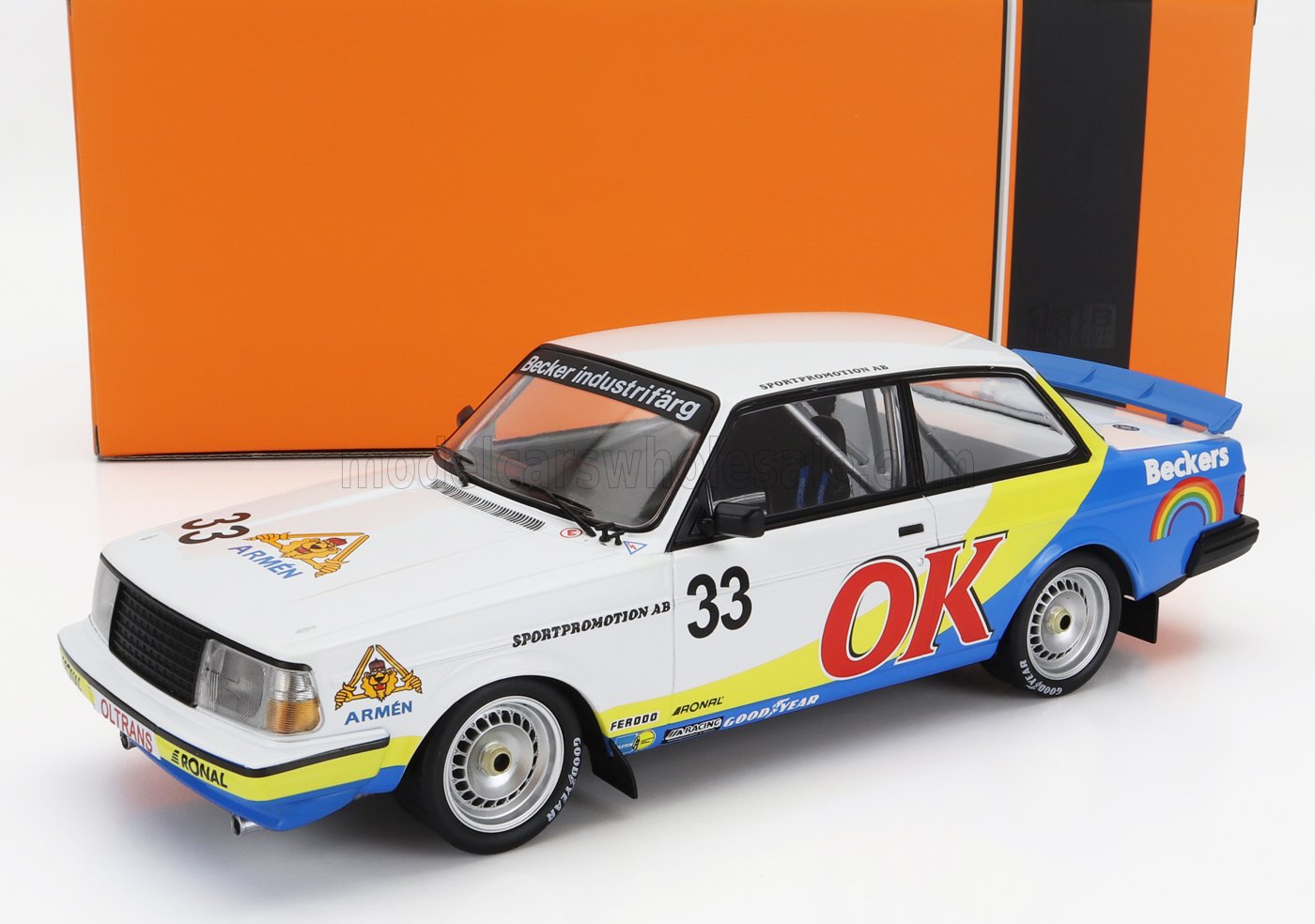 Modèle réduit de la voiture de course Volvo 240 blanche classique avec les couleurs OK et Beckers, disponible sur Vroomi.
