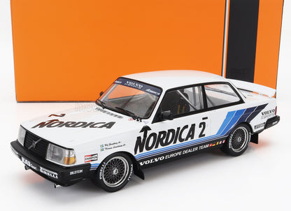 Modèle réduit de voiture de course Volvo 240 blanche avec le logo Nordica 2 et les logos des sponsors, présenté dans une boîte orange, proposé sur Vroomi.