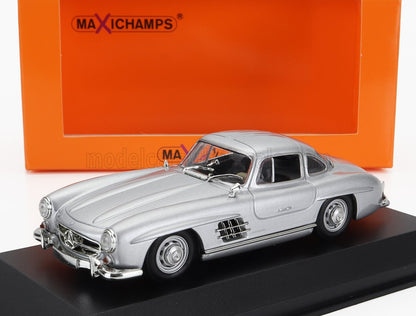 Modèle réduit Mercedes-Benz 300SL argenté présenté sur un socle noir avec boîte Maxichamps orange, également proposé sur Vroomi.