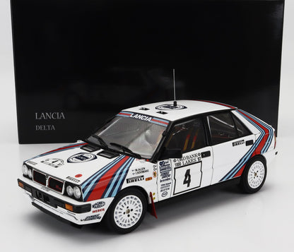 Modèle réduit de voiture de rallye Lancia Delta blanche avec bandes Martini et autocollants des sponsors, disponible sur Vroomi.
