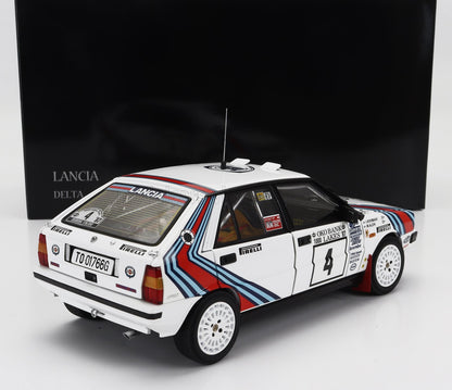 Modèle réduit de voiture de rallye Lancia Delta blanche avec bandes Martini, autocollants des sponsors et numéro 4, proposé sur Vroomi.