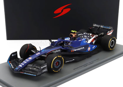 Modèle réduit de la voiture de Formule 1 Williams Racing FW45 2023 avec livrée aux couleurs du drapeau américain, présenté sur un socle d'exposition, disponible sur Vroomi.