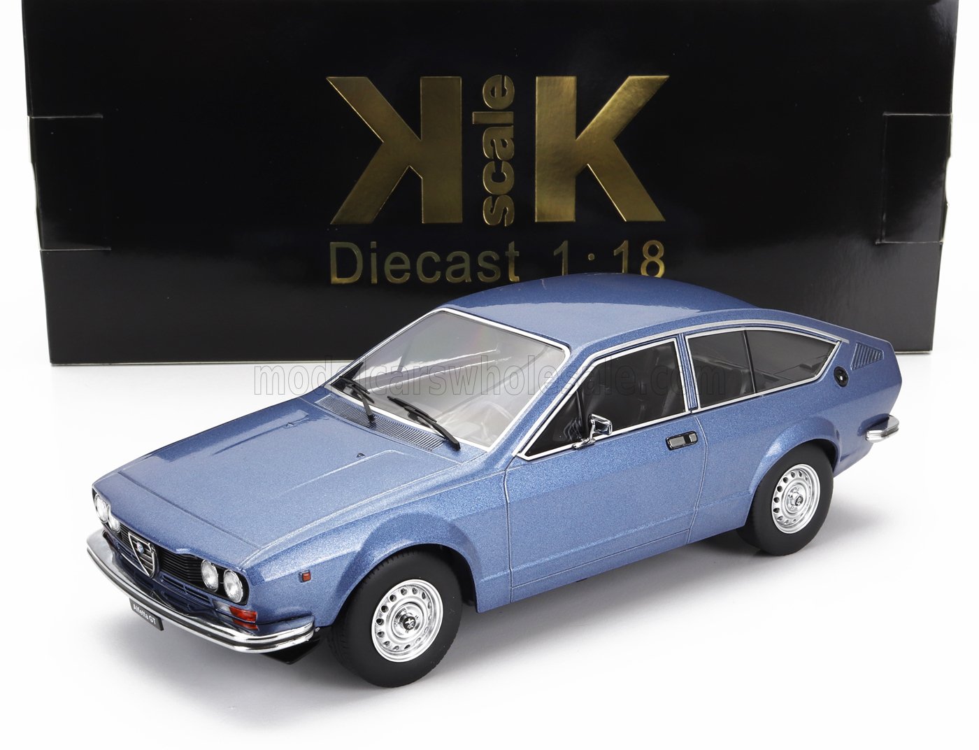 Modèle réduit Alfa Romeo bleu moulé sous pression à l'échelle 1:18, pièce de collection, disponible chez Vroomi.
