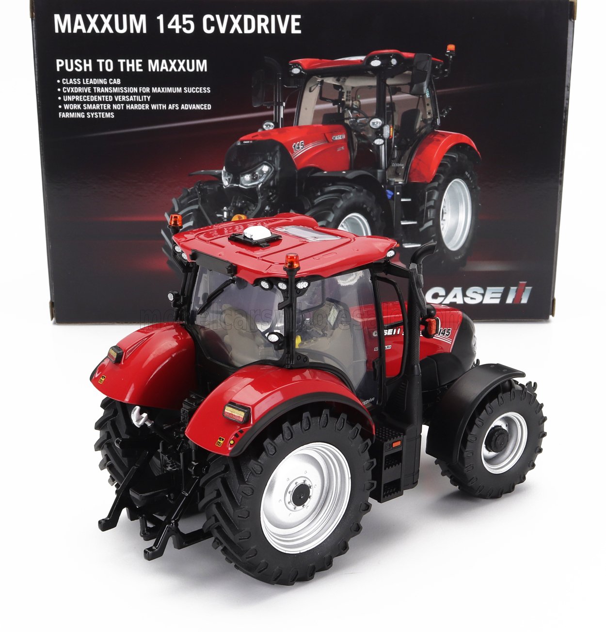 Modèle réduit rouge du tracteur Case IH Maxxum 145 CVXDrive avec pneus et cabine détaillés, disponible chez Vroomi.