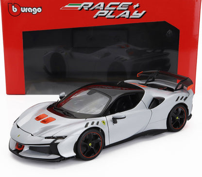 Modèle réduit Ferrari argenté avec des accents noirs et orange présenté devant une boîte rouge Burago Race & Play, disponible sur Vroomi.