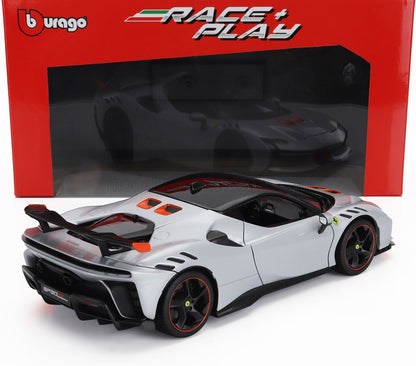Modèle réduit Ferrari SF90 Stradale argenté avec accents rouges de Bburago Race Play, présenté dans son emballage, disponible sur Vroomi.