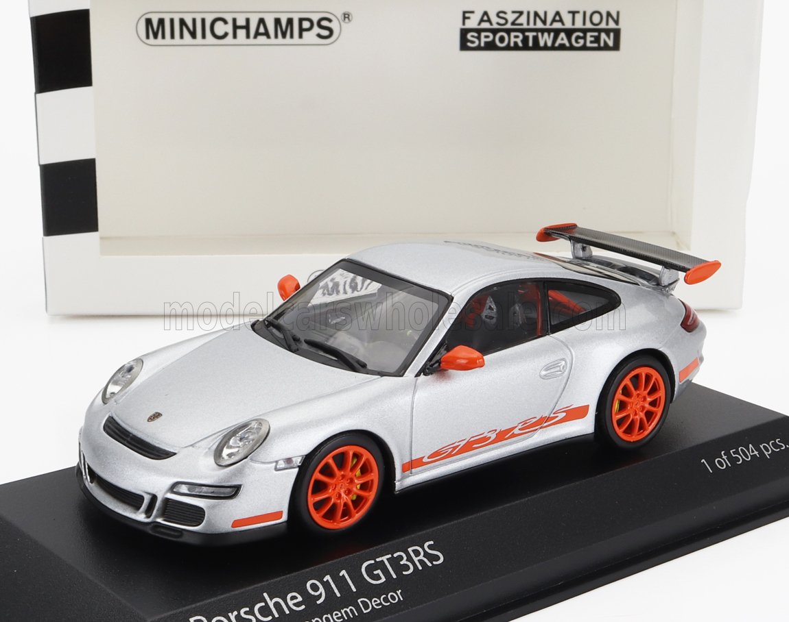 Modèle réduit Porsche 911 GT3 RS argenté avec accents orange sur les roues et les rétroviseurs, présenté sur un Minichamps , disponible sur Vroomi.