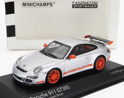 Modèle réduit Porsche 911 GT3 RS argenté avec accents orange sur les roues et les rétroviseurs, présenté sur un Minichamps , disponible sur Vroomi.