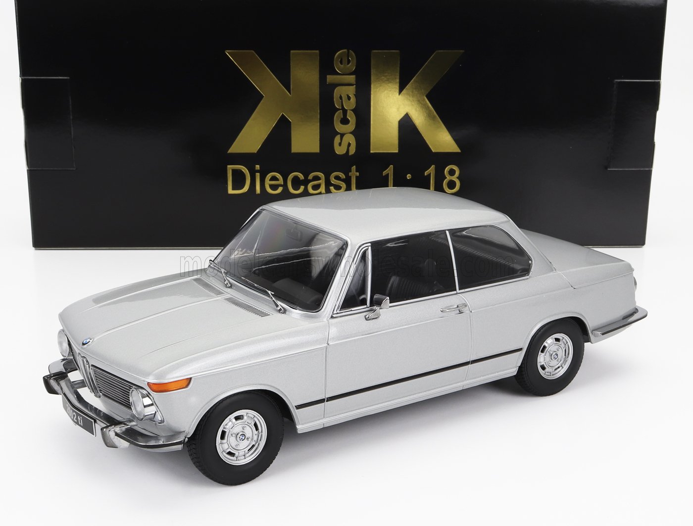 Modèle réduit en métal moulé sous pression à l'échelle 1:18 de la voiture classique BMW 2002 ti, avec boîte noire et dorée à l'échelle K, disponible via Vroomi.