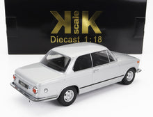 Modèle réduit BMW 2002 ti en métal moulé sous pression à l'échelle 1:18, avec boîte KK Scale noire et dorée, disponible sur Vroomi.