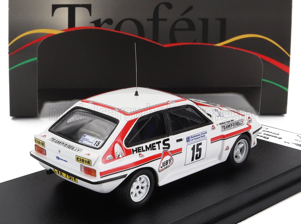 Modèle réduit de voiture de rallye vintage blanche avec bandes rouges et numéro 15 sur fond noir, disponible sur Vroomi.