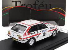 Modèle réduit de voiture de rallye vintage blanche avec bandes rouges et numéro 15 sur fond noir, disponible sur Vroomi.