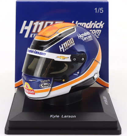 Réplique du casque de course de Kyle Larson avec le logo Hendrick Cars sur un présentoir, disponible sur Vroomi.