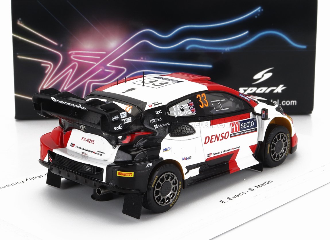 Modèle réduit de voiture de rallye Toyota Gazoo Racing avec les logos Denso et Panasonic, disponible sur Vroomi.