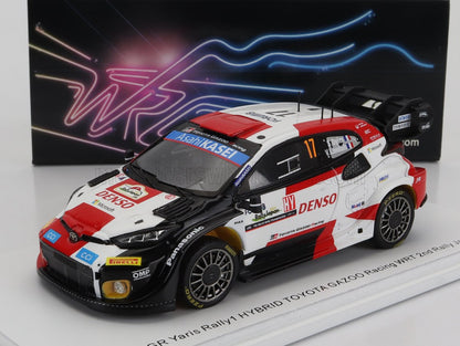 Modèle réduit hybride Toyota GR Yaris Rally1 avec logos Denso et Panasonic, présenté en vitrine, désormais disponible sur Vroomi.
