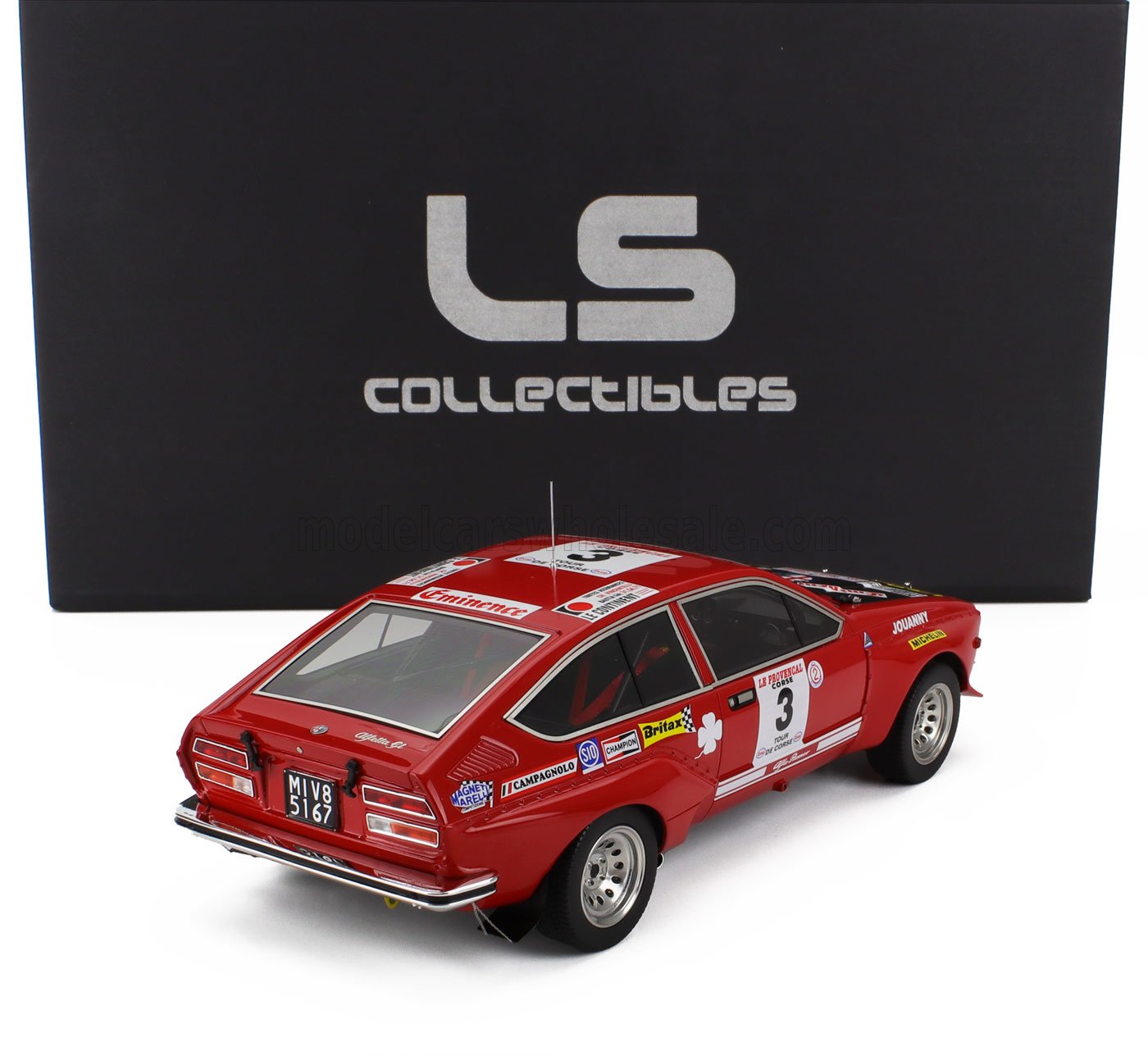 Modèle réduit Alfa Romeo GT rouge avec décalcomanies de course exposé devant la boîte LS Collectibles, disponible sur Vroomi.