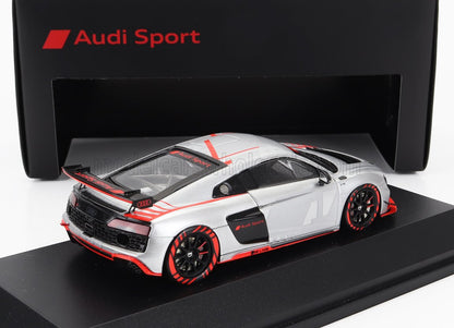 Modèle réduit Audi Sport R8 LMS argenté avec accents rouges et socle noir, proposé sur Vroomi