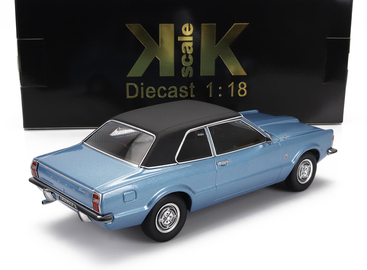 Modèle réduit de voiture Ford Taunus bleu à l'échelle 1:18 avec toit noir, disponible chez Vroomi