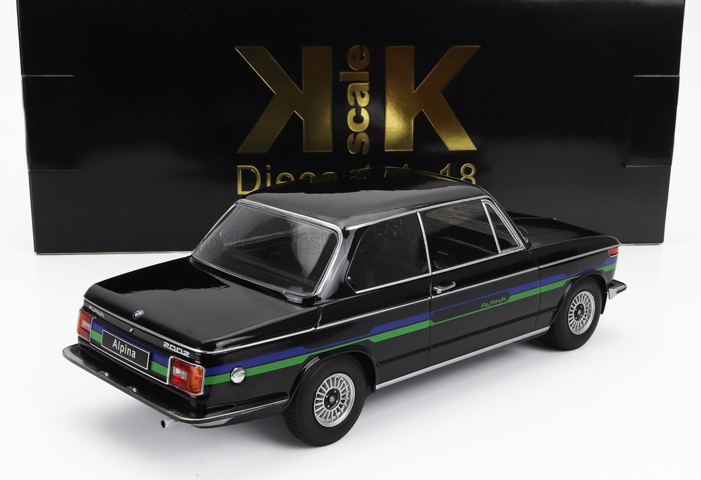 Modèle réduit BMW 2002 Alpina noir avec bandes bleues et vertes, présenté dans son emballage KK Scale, disponible sur Vroomi.