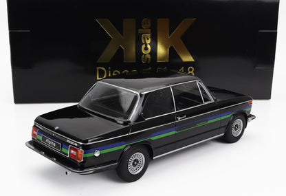 Modèle réduit BMW 2002 Alpina noir avec bandes bleues et vertes, présenté dans son emballage KK Scale, disponible sur Vroomi.
