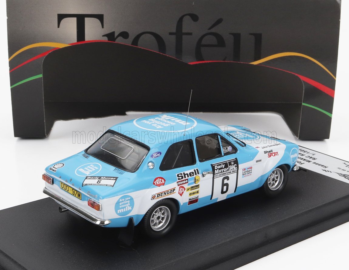 Modèle réduit classique bleu et blanc d'une voiture de rallye Ford Escort avec décalcomanies de course sur un socle d'exposition, proposé sur Vroomi.