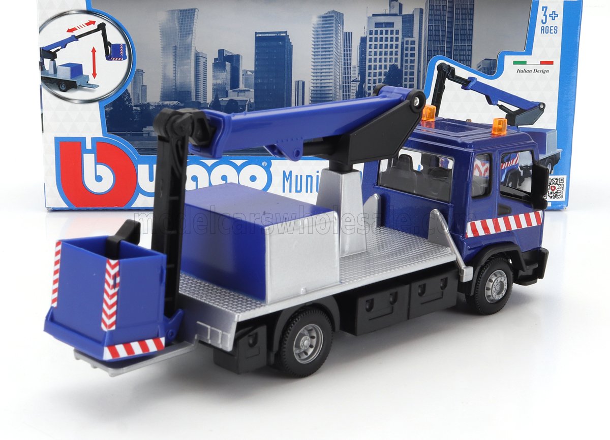 Camion nacelle bleu et argent avec grue télescopique, disponible sur Vroomi