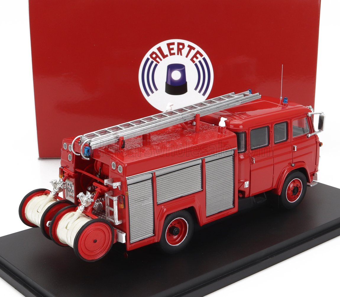 Modèle réduit vintage rouge de camion de pompiers avec échelle et tuyaux exposé, disponible à l'achat via Vroomi.