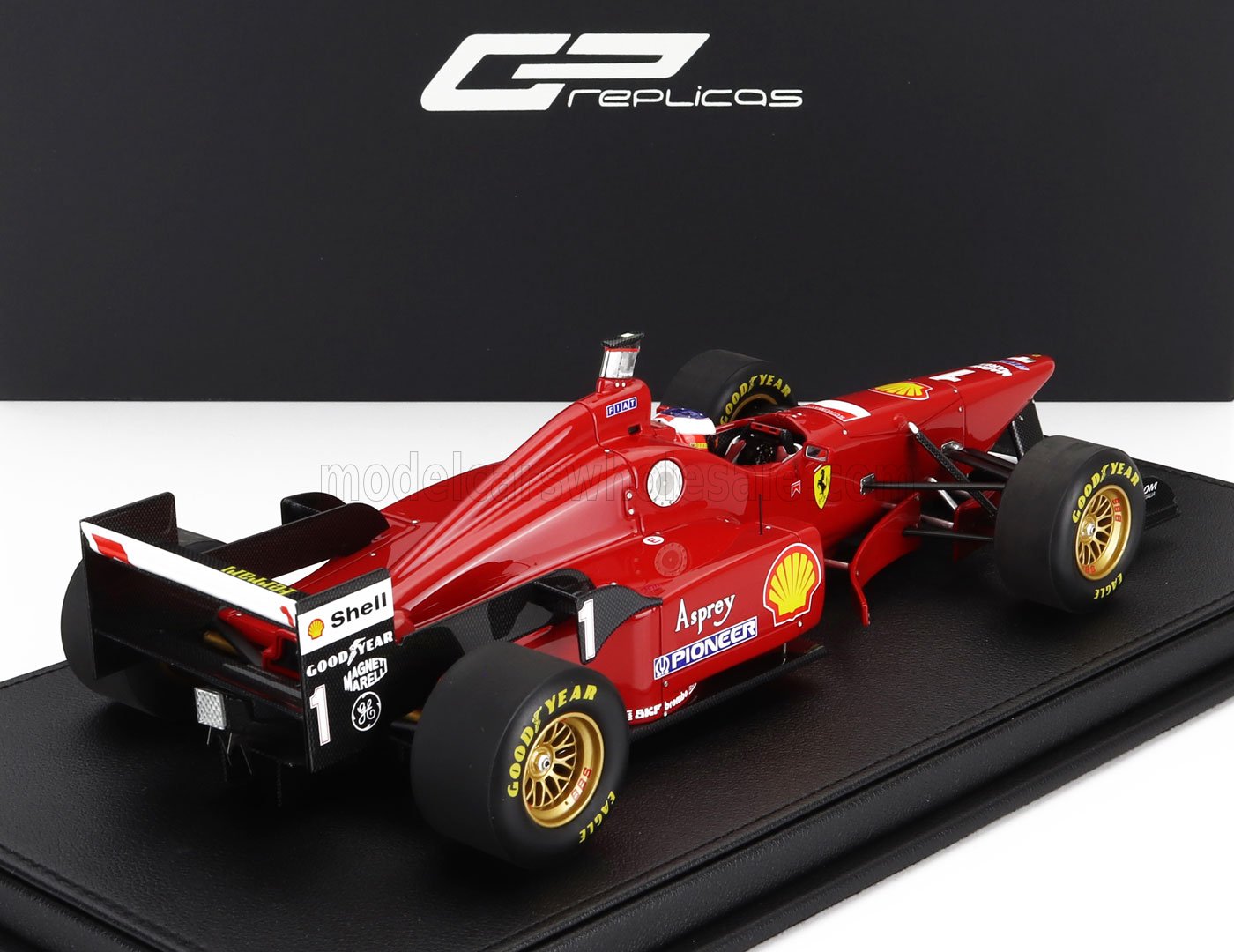 Modèle réduit de voiture de Formule 1 Ferrari rouge avec logos Shell et Goodyear, échelle 1:18 détaillée, disponible sur Vroomi