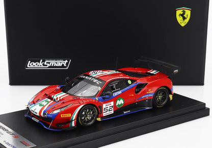 Modèle réduit détaillé de la Ferrari 488 GT3 de course avec autocollants des sponsors sur socle d'exposition, disponible sur Vroomi.
