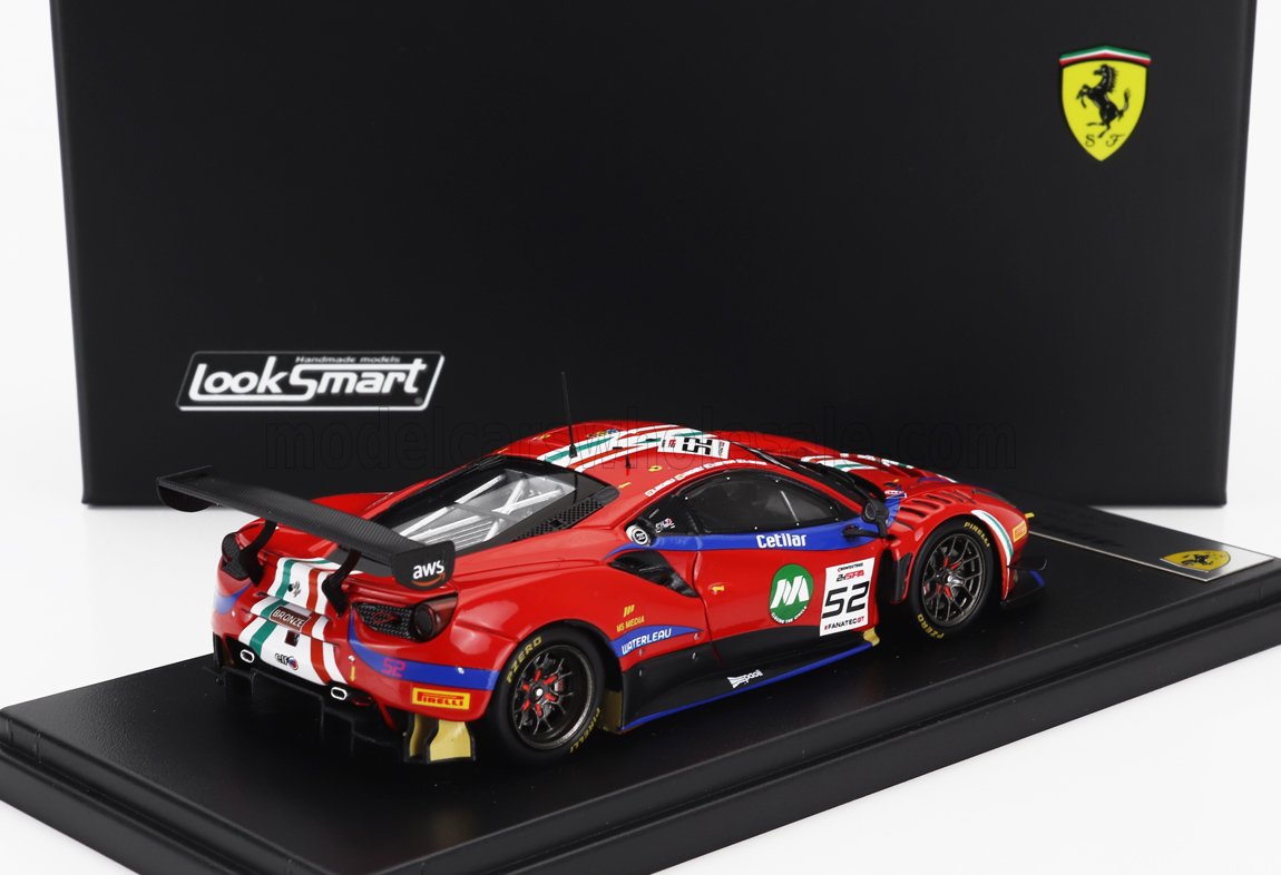 Modèle réduit de voiture de course Ferrari rouge 52 avec autocollants des sponsors, présenté sur un socle noir, disponible via Vroomi.