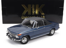 Modèle réduit BMW 2002 bleu à l'échelle 1:18 avec toit noir, présenté dans un emballage KK Scale, disponible sur Vroomi.