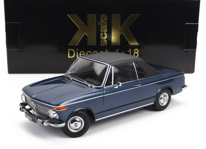 Modèle réduit BMW 2002 bleu à l'échelle 1:18 avec toit noir, présenté dans un emballage KK Scale, disponible sur Vroomi.