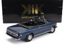 Modèle réduit BMW 2002 cabriolet à l'échelle 1:18, couleur bleue, intérieur noir, présenté dans un emballage griffé, disponible sur Vroomi.