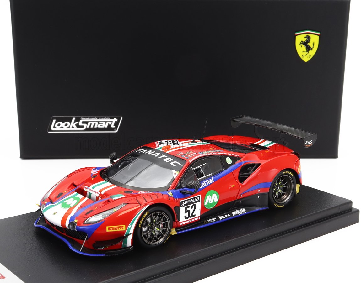 Modèle réduit de voiture de course Ferrari 488 GT3 rouge avec logos Fanatec et Pirelli, présenté sur un socle détaillé, vendu sur Vroomi.