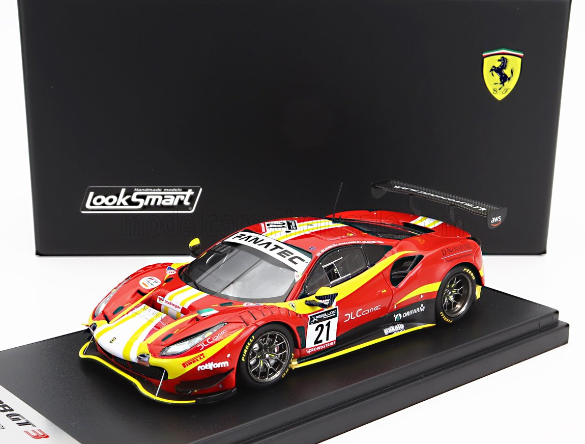 Modèle réduit Ferrari 488 GT3 rouge avec décalcomanies de course présenté sur un socle LookSmart noir, également proposé sur Vroomi.