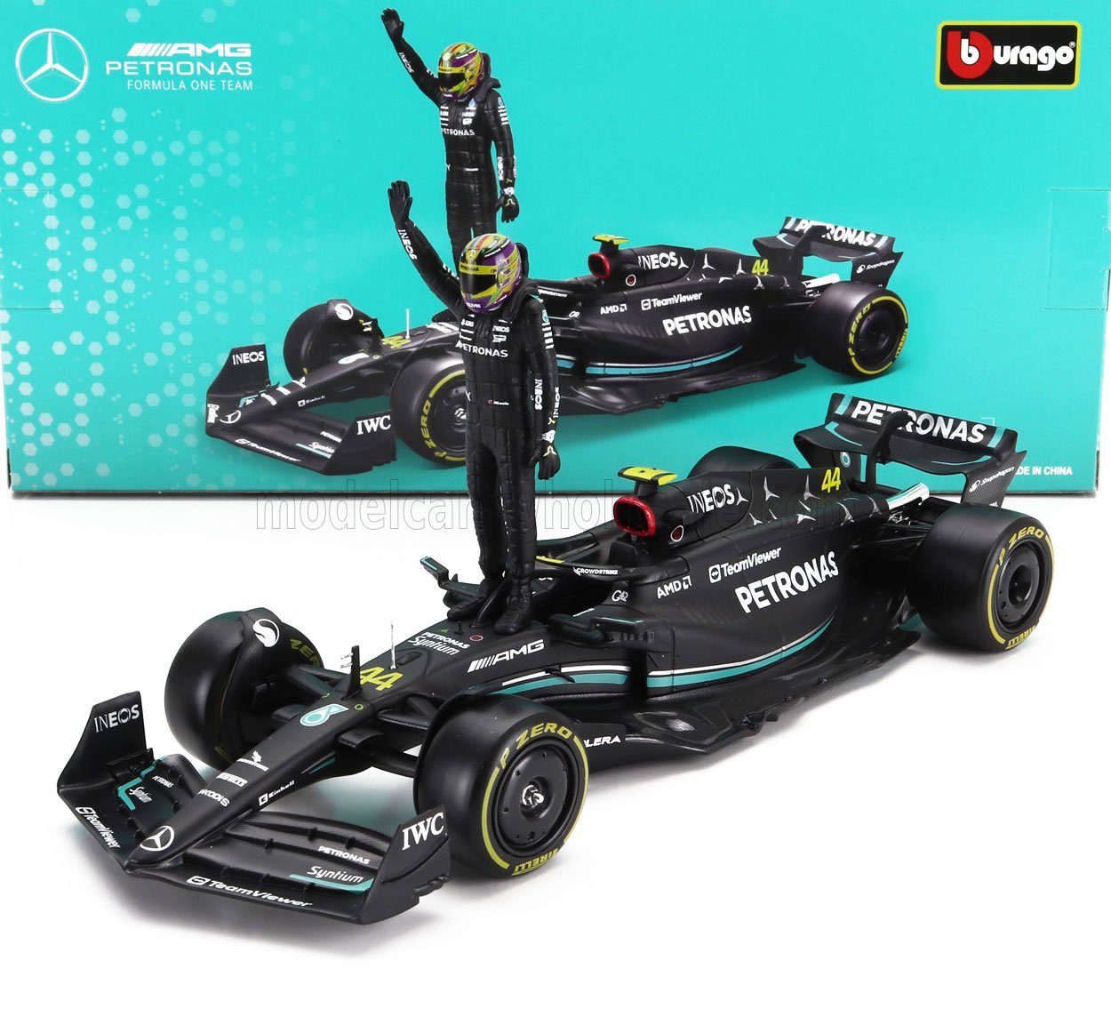 Modèle réduit Mercedes AMG Petronas F1 avec figurine de pilote sur le capot, design noir détaillé inspiré de la course automobile, disponible sur Vroomi.