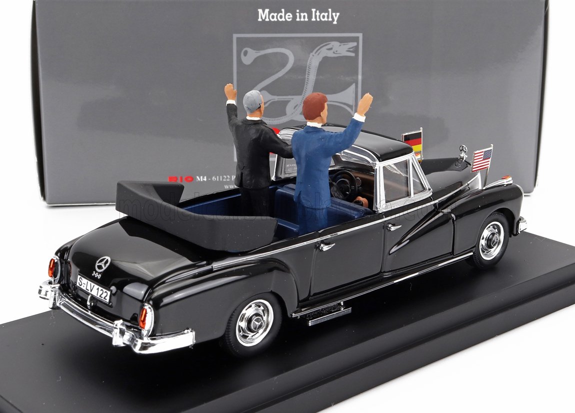 Modèle réduit Mercedes 300 vintage noir à l'échelle 1:43 avec deux figurines saluant, drapeaux allemand et américain, vendu sur Vroomi.