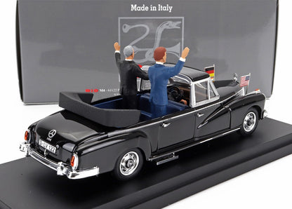Modèle réduit Mercedes 300 vintage noir à l'échelle 1:43 avec deux figurines saluant, drapeaux allemand et américain, vendu sur Vroomi.