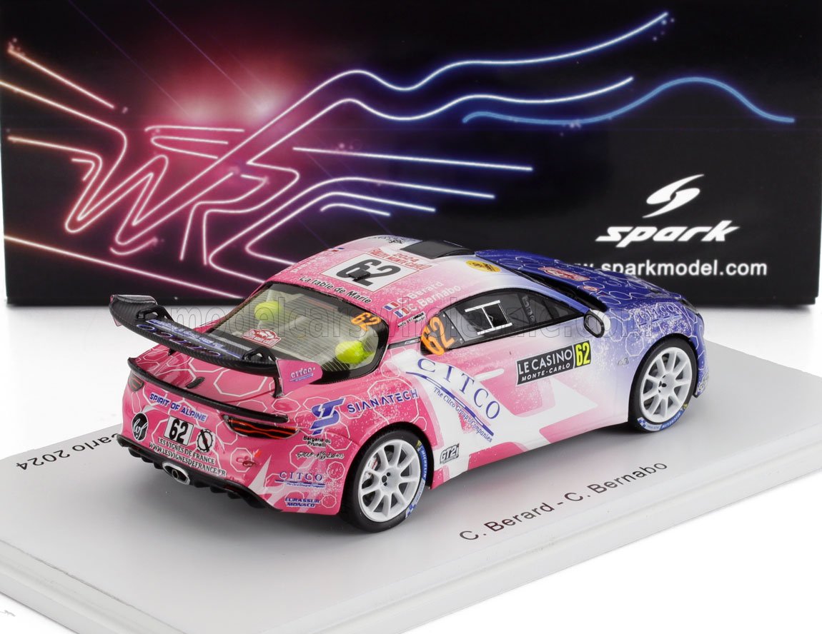 Modèle réduit Spark à l'échelle 1:43 d'une voiture Alpine rose et bleue portant le numéro 62, présenté sur un socle d'exposition, également disponible sur Vroomi.