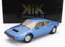 Modèle réduit Ferrari 208 GT4 bleu à l'échelle 1:18 présenté dans un emballage noir KK Scale, disponible via Vroomi.